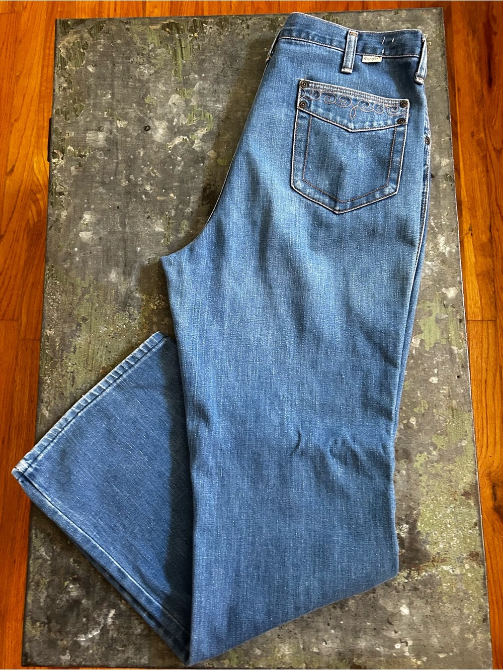 Vintage Wrangler Jeans Size 34 with Embroidered Pockets
